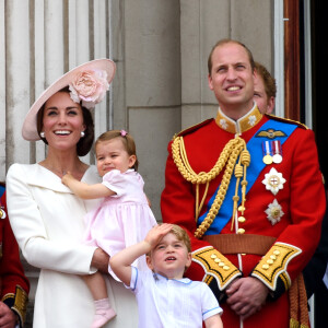 Em junho de 2016, Kate Middleton optou pelo vestido-casaco Alexander McQueen para assistir à apresentação de caças da Força Aérea Britânica