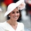 Kate Middleton usou brincos Balenciaga e colar da grife britânica Mappin & Webb durante cerimônia militar, em 11 de junho de 2016