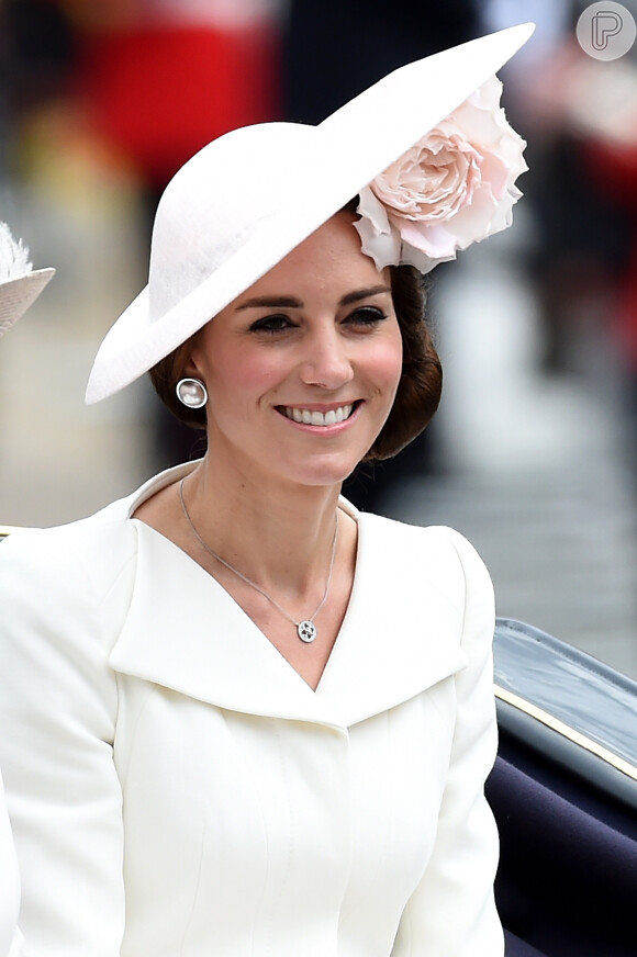 Kate Middleton usou brincos Balenciaga e colar da grife britânica Mappin & Webb durante cerimônia militar, em 11 de junho de 2016