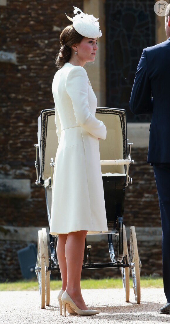 Ao apostar no casaco-vestido em três ocasiões diferentes, Kate Middleton prova, mais uma vez, que não vê problema em repetir peças de seu guarda-roupa