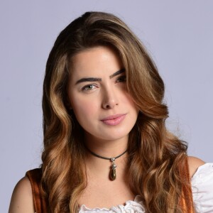 Pietra (Rayanne Morais) é segura pelo cabelo por Biniek (Paulo Reis) quando tenta fugir, no capítulo de segunda-feira, 7 de agosto de 2017, da novela 'Belaventura'