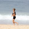 Fernanda Lima corre na praia do Leblon, no Rio de Janeiro, em 9 de abril de 2014