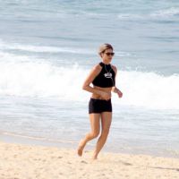 Fernanda Lima exibe boa forma ao correr em praia do Rio de Janeiro
