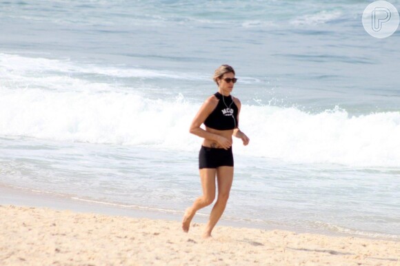 Fernanda Lima corre na praia do Leblon, no Rio de Janeiro, em 9 de abril de 2014