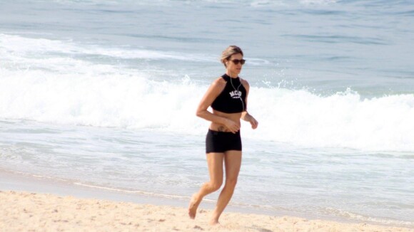 Fernanda Lima exibe boa forma ao correr em praia do Rio de Janeiro