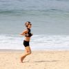 Fernanda Lima corre na praia do Leblon, no Rio de Janeiro, em 9 de abril de 2014