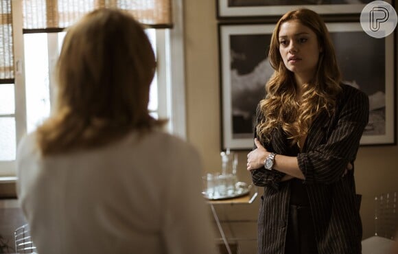 Cora (Susana Vieira) tenta hostilizar Alice (Sophie Charlotte) na supersérie 'Os Dias Eram Assim'