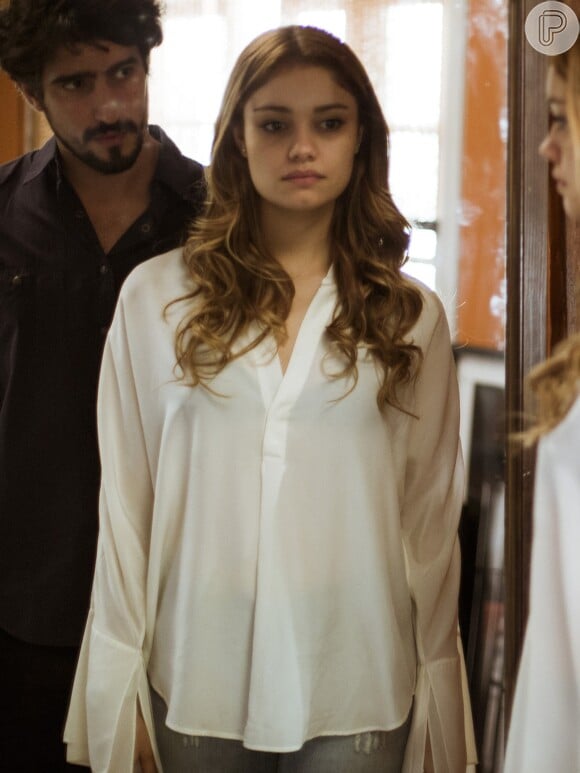 Por causa do pedido do filho e das ameaças de Vitor (Daniel de Oliveira), Alice (Sophie Charlotte) pede que Renato (Renato Góes) fique longe dela, na supersérie 'Os Dias Eram Assim'