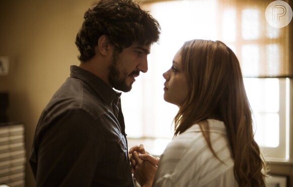 Alice (Sophie Charlotte) confirma para Renato (Renato Góes) que Lucas (Xande Valois) é seu filho, na supersérie 'Os Dias Eram Assim'