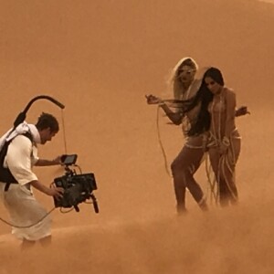 Anitta e Pabllo Vittar filmaram no deserto do Saara, no Marrocos, com temperatura de 47º e sensação térmica de 53º