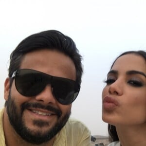 Anitta posou com o produtor Felipe Tadeu durante as gravações de 'Sua Cara'