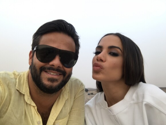 Anitta posou com o produtor Felipe Tadeu durante as gravações de 'Sua Cara'