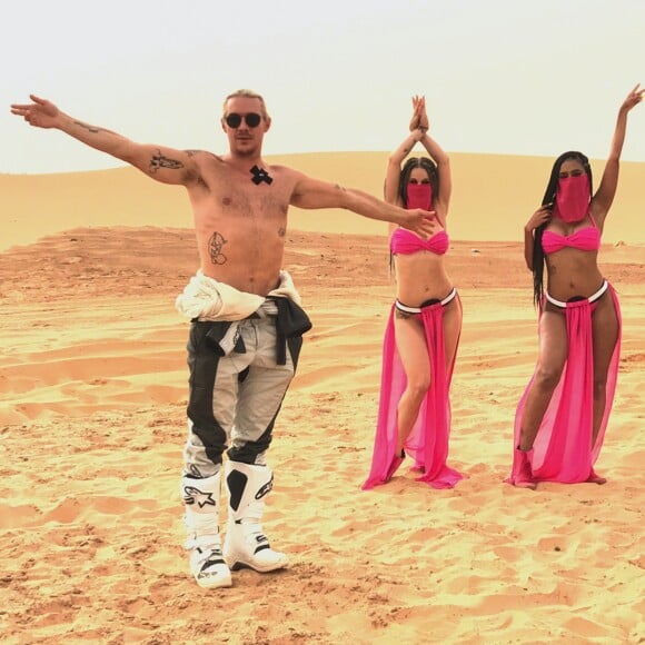 Diplo, integrante do Major Lazer, e suas bailarinas durante gravações de 'Sua Cara'