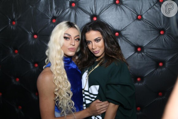 Anitta e Pabllo Vittar comemoram alimentos leves durante gravações de 'Sua Cara'