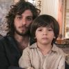 Na novela 'Novo Mundo', Quinzinho (Theo de Almeida Lopes) ajudaJoaquim (Chay Suede) a conseguir provas contra Thomas (Gabriel Braga Nunes)