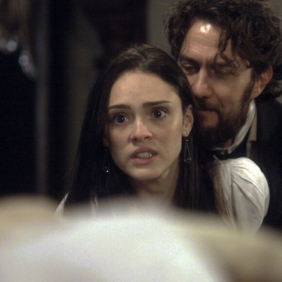 Na novela 'Novo Mundo', Anna (Isabelle Drummond) perde a guarda de Vitória para Thomas (Gabriel Braga Nunes) e volta a ser prisioneira do marido, de quem leva uma surra de cinto