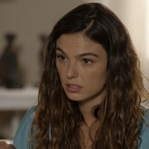 Ritinha (Isis Valverde) conversa com Joyce (Maria Fernanda Cândido) sobre transição de gênero de Ivana (Carol Duarte), na novela 'A Força do Querer'