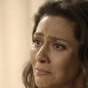 Joyce (Maria Fernanda Cândido) fica tensa quando Ivana (Carol Duarte) marca reunião com a família, na novela 'A Força do Querer'