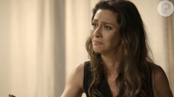 Joyce (Maria Fernanda Cândido) fica tensa quando Ivana (Carol Duarte) marca reunião com a família, na novela 'A Força do Querer'