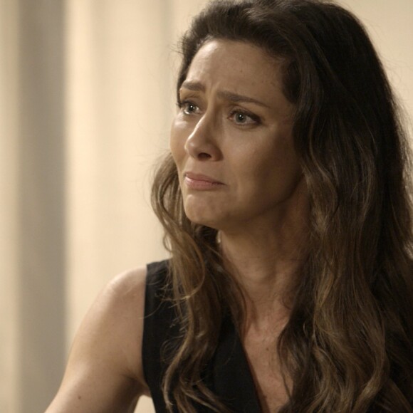 Joyce (Maria Fernanda Cândido) fica tensa quando Ivana (Carol Duarte) marca reunião com a família, na novela 'A Força do Querer'