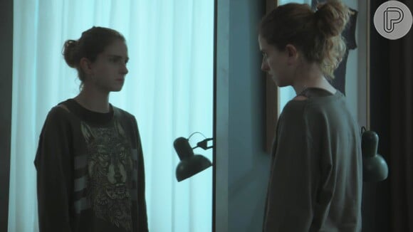Ivana (Carol Duarte) toma hormônios para mudar a aparência e Joyce (Maria Fernanda Cândido) descobre, na novela 'A Força do Querer'