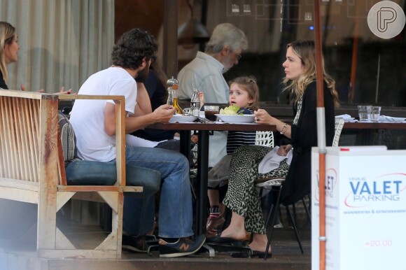 Gabriel Braga Nunes almoçou com a mulher, Isabel Nascimento, e a filha, Maria