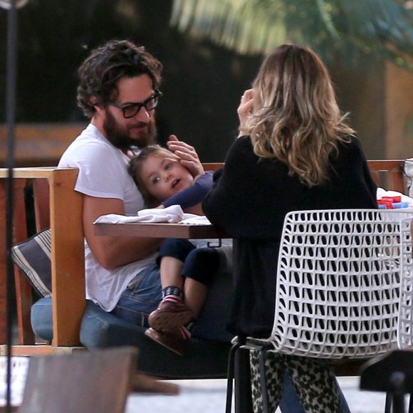 Gabriel Braga Nunes paparicou a filha, Maria, durante passeio no Rio de Janeiro nesta segunda-feira, 31 de julho de 2017