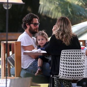 Gabriel Braga almoçou com a mulher e a filha em um restaurante em Ipanema, Zona Sul do Rio
