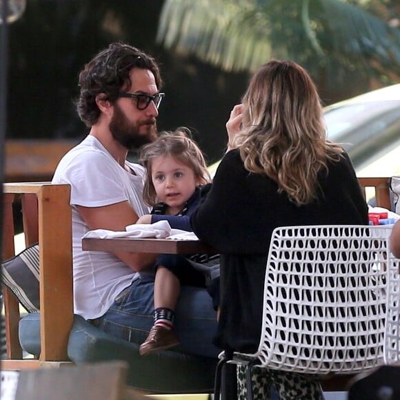 Gabriel Braga almoçou com a mulher e a filha em um restaurante em Ipanema, Zona Sul do Rio