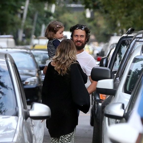 Gabriel Braga Nunes foi fotografado com a mulher, Isabel Nascimento, e a filha, Maria