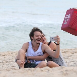 Carol Duarte e Gabriel Stauffer se divertem em gravação na praia
