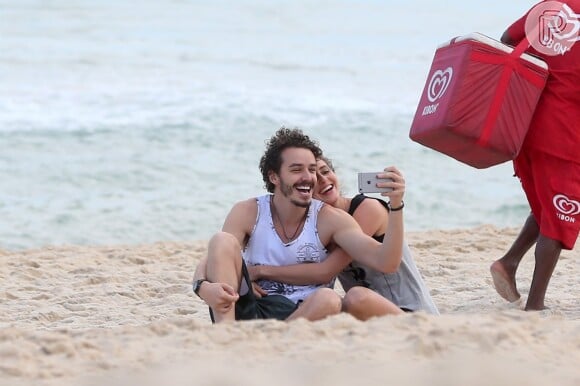Carol Duarte e Gabriel Stauffer se divertem em gravação na praia