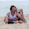 Novela 'A Força do Querer', o casal Ivana (Carol Duarte) e Cláudio (Gabriel Stauffer) aparece abraçado em cenas na praia nesta segunda-feira, dia 31 de julho de 2017