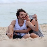 'A Força do Querer': Carol Duarte grava cenas de Ivana na praia com Cláudio