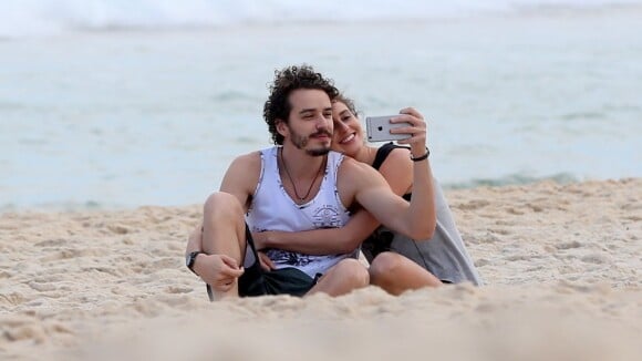 'A Força do Querer': Carol Duarte grava cenas de Ivana na praia com Cláudio