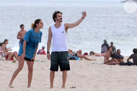 'A Força do Querer': Ivana (Carol Duarte) e Claudio (Gabriel Stauffer) tiram fotos juntos na praia