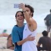 'A Força do Querer': Carol Duarte grava cenas de Ivana na praia com Cláudio nesta segunda-feira (31)