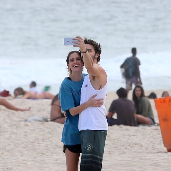 'A Força do Querer': Carol Duarte grava cenas de Ivana na praia com Cláudio nesta segunda-feira (31)