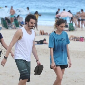 Carol Duarte e Gabriel Stauffer caminham juntos pela praia em gravação de 'A Força do Querer'