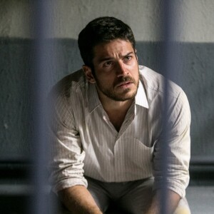 Zeca (Marco Pigossi) é preso injustamente, acusado de tráfico de drogas, o que é parte da vingança de Bibi (Juliana Paes) e Rubinho (Emílio Dantas) contra Jeiza (Paolla Oliveira), na novela 'A Força do Querer'