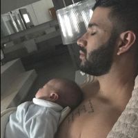 Andressa Suita mostra Gusttavo Lima e o filho dormindo juntos: 'Papai em casa'