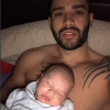 'Como é bom ter esse papai em casa', escreveu Andressa Suita em foto de Gusttavo Lima dormindo com o filho, Gabriel