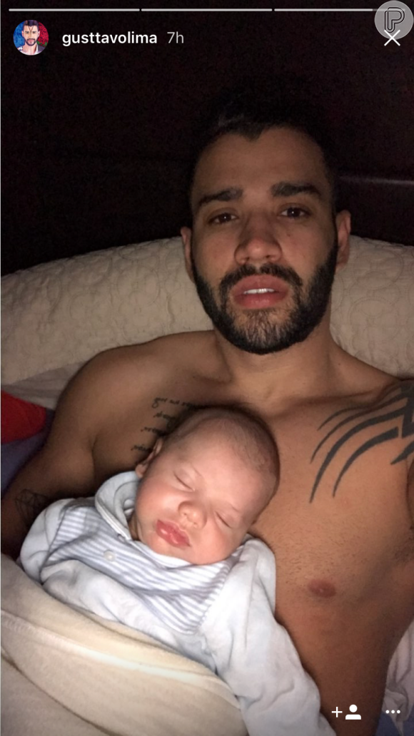 'Como é bom ter esse papai em casa', escreveu Andressa Suita em foto de Gusttavo Lima dormindo com o filho, Gabriel