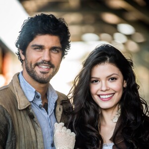 Bruno Cabrerizo e Vitória Strada interpretam o casal protagonista de 'Tempo de Amar', Maria Vitória e Inácio