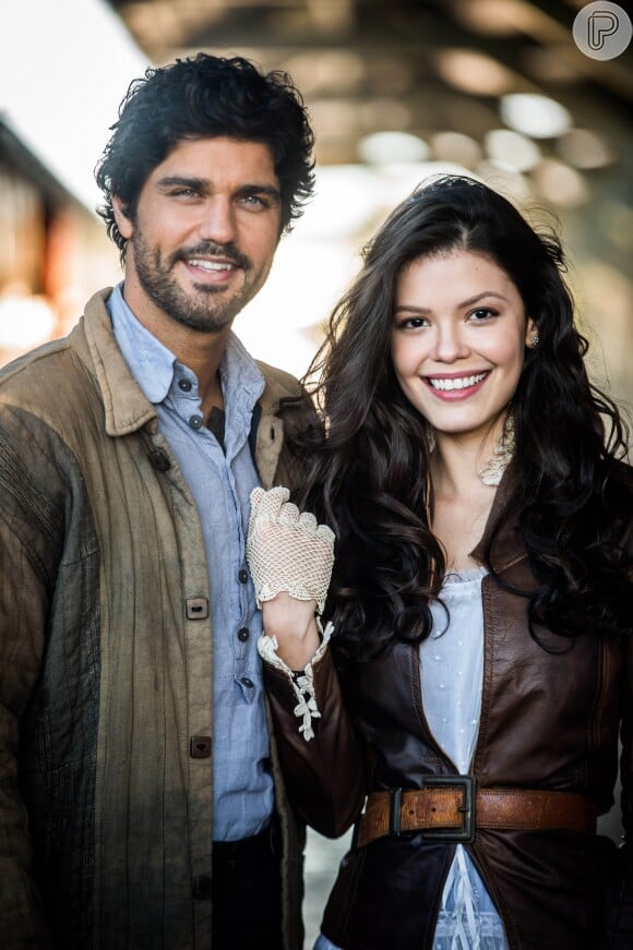 Bruno Cabrerizo e Vitória Strada interpretam o casal protagonista de 'Tempo de Amar', Maria Vitória e Inácio
