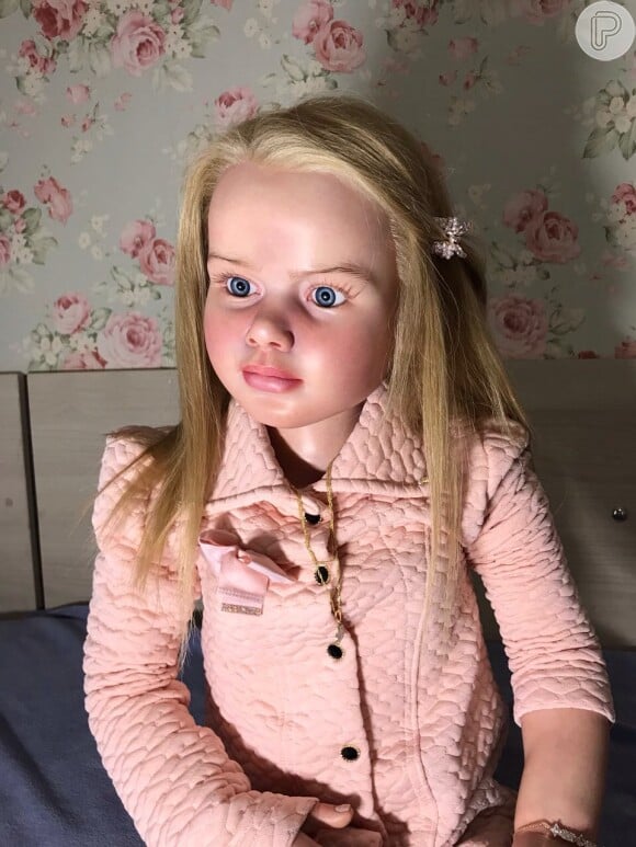 A boneca de Rafaella Justus tem 1,10 m e foi feita com fios de cabelo humano. 'É arte mesmo. O cabelo é implantado fio a fio', contou Rosana Ritacco, artista por trás da reborn