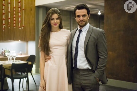 Camila Queiroz e Rodrigo Lombardi protagonizaram a novela 'Verdades Secretas', em 2015
