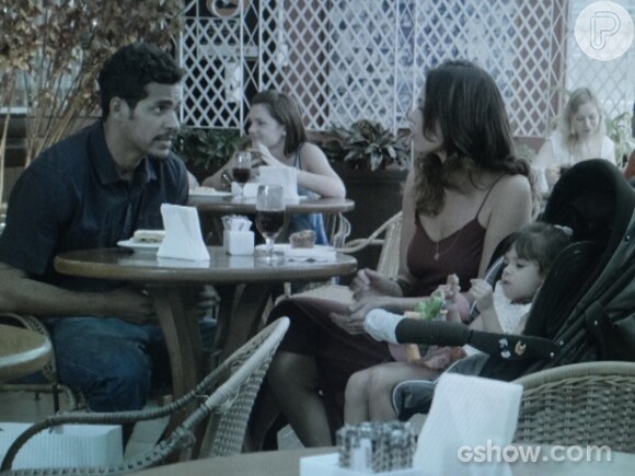 Nando (Leonardo Medeiros) diz a Juliana (Vanessa Gerbelli) que Jairo (Marcello Melo Jr.) sempre terá mais direito sobre Bia (Bruna Faria) que ela, pois é o pai biológico, na novela 'Em Família'