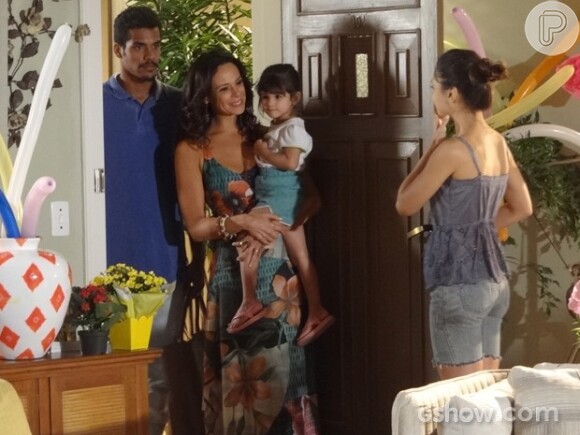 Juliana (Vanessa Gerbelli) consegue Bia (Bruna Faria) de volta depois de se casar com Jairo (Marcello Melo Jr.) na novela 'Em Família'