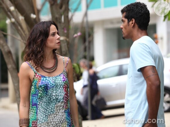 Juliana (Vanessa Gerbelli) tem uma briga com Jairo (Marcello Melo Jr.) e Nando (Leonardo Medeiros) oferece ajuda à ex-mulher, na novela 'Em Família'